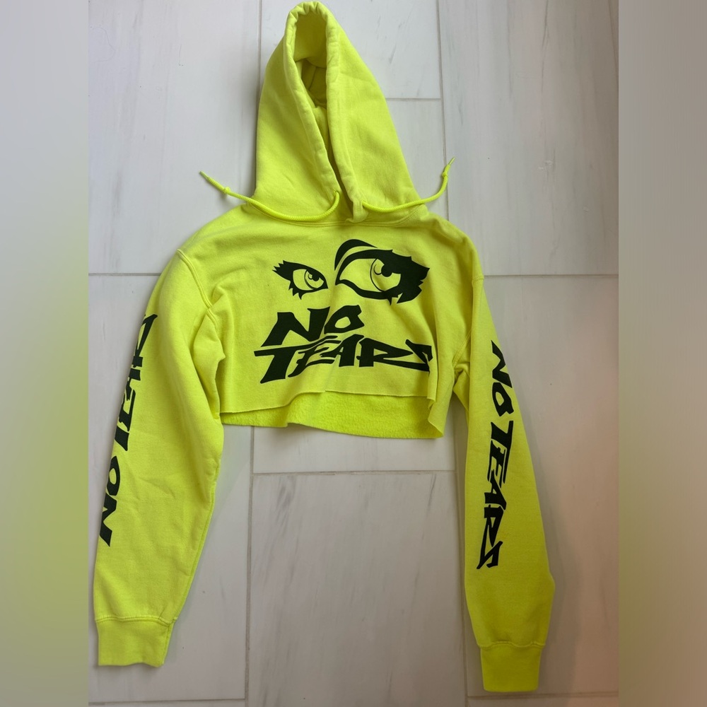 PETALS AND PEACOCKS YELLOW CROPPED SWEATSHIRT